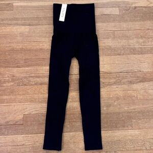 NWT Yelete Women's Black Seamless Leggings - One Size
 b13